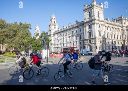 Vélo à Londres, les cyclistes montent à vélo à Parliament Square Westminster Central Londres sur ciel bleu ensoleillé lundi d'automne, Angleterre, Royaume-Uni, 2023 Banque D'Images