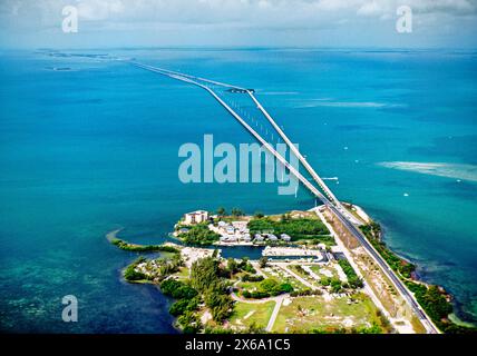 Les clés de la Floride, USA. Vue aérienne de la route 1 et Seven Mile Bridge et maison de vacances appartements en copropriété près de Marathon Banque D'Images