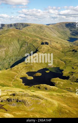 Antenne. Parc national de Lake District. Sud-est sur angle Tarn après Rest Dodd et le Knott et Hayeswater jusqu'à la crête High Street Banque D'Images