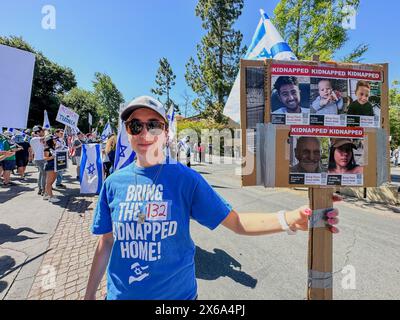 Palo Alto, Californie, États-Unis 12 mai 2024. Ramenez à la maison les 132 kidnappés '''''' le nombre présumé être encore vivant en Palestine qui ont été enlevés par le Hamas le 7 octobre, certains figuraient sur le panneau, avec des drapeaux Israël/juif en arrière-plan. Des centaines de Juifs sont rejoints par des hindous, des musulmans, des chinois et d'autres alliés lors d'un contre-rassemblement à l'Université de Stanford le jour de l'indépendance d'Israël et la fête des mères lors d'un rassemblement interreligieux organisé par un groupe d'étudiants juifs. C'était à l'extrémité de la place Blanche, où les manifestants pro-palestiniens ont installé un campement de tentes et organisaient un rassemblement Banque D'Images