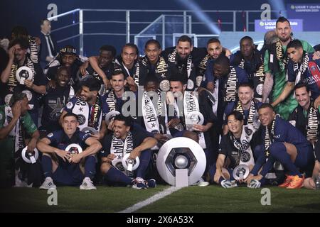 Les joueurs du PSG célèbrent la victoire du PSG en championnat de Ligue 1 lors de la cérémonie de remise des trophées qui suit le match du championnat de France de Ligue 1 entre le Paris Saint-Germain et le Toulouse FC le 12 mai 2024 au stade du Parc des Princes à Paris Banque D'Images