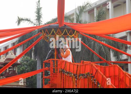 Varanasi, Inde. 13 mai 2024. Le premier ministre indien Narendra Modi salue ses partisans en marge d'une tournée électorale dans le cadre d'une campagne électorale. Crédit : SOPA images Limited/Alamy Live News Banque D'Images