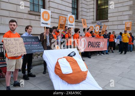 Londres, Royaume-Uni, 13 mai 2024. Les activistes de pause IA (Intelligence artificielle) ont manifesté devant le Département des Sciences, de l'innovation et de la technologie près de Whitehall, lors de manifestations organisées dans le monde entier avant un sommet mondial sur l'IA à Séoul. Le groupe appelle à une pause sur les nouveaux modèles d’intelligence artificielle, arguant que les systèmes d’IA ne sont pas suffisamment compris et ont le potentiel de causer des dommages. Crédit : onzième heure photographie/Alamy Live News Banque D'Images