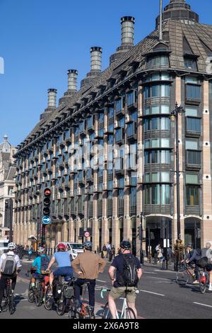 Londres, les cyclistes s'arrêtent aux feux de circulation sur le pont de westminster avec le nouveau bâtiment parlementaire en arrière-plan, Londres, Angleterre, Royaume-Uni Banque D'Images