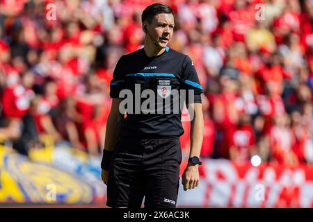 Lodz, Pologne. 12 mai 2024. L'arbitre Patryk Gryckiewicz vu lors du match de la Ligue polonaise PKO Ekstraklasa entre Widzew Lodz et Zaglebie Lubin au stade municipal de Widzew Lodz. Score final : Widzew Lodz 1:3 Zaglebie Lubin. Crédit : SOPA images Limited/Alamy Live News Banque D'Images