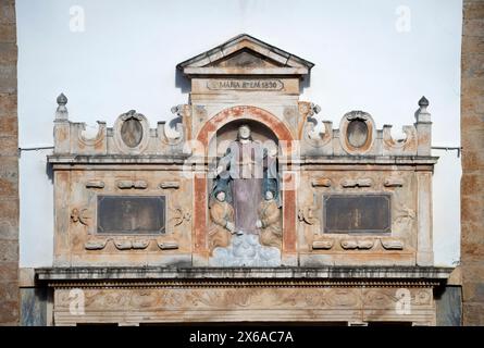 Église Sainte-Marie (Santa Maria), Óbidos, Portugal. Portail maniériste représentant l'Assomption de Marie au-dessus de l'entrée de l'église catholique romaine sur la Rua Direita dans le centre du petit village médiéval à 100 km au nord de la capitale portugaise, Lisbonne, sur la côte Atlantique. Banque D'Images