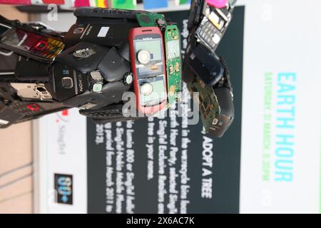 31 mars 2012. Les vieux téléphones Nokia mis au rebut ont été façonnés en sculpture de chien et sensibilisent également la population pendant l'heure de la Terre. Singapour. Banque D'Images