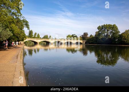 Hyde Park Londres matin ensoleillé d'automne, longue eau au pont Serpentine Stone avec ciel bleu, Londres, Angleterre, Royaume-Uni, 2023 Banque D'Images