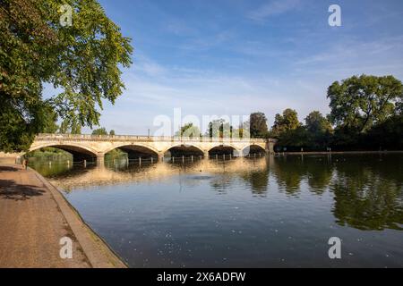 Hyde Park Londres matin ensoleillé d'automne, longue eau au pont Serpentine Stone avec ciel bleu, Londres, Angleterre, Royaume-Uni, 2023 Banque D'Images