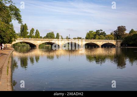 Hyde Park Londres matin ensoleillé d'automne, longue eau au pont Serpentine Stone avec ciel bleu, Londres, Angleterre, Royaume-Uni, 2023 Banque D'Images