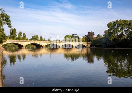 Hyde Park Londres matin ensoleillé d'automne, longue eau au pont Serpentine Stone avec ciel bleu, Londres, Angleterre, Royaume-Uni, 2023 Banque D'Images