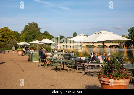 Hyde Park London le café Serpentine lido sur septembre ensoleillé matin vues sur le lac et Serpentine Bridge pour les clients, Londres, Angleterre, Royaume-Uni, 2023 Banque D'Images