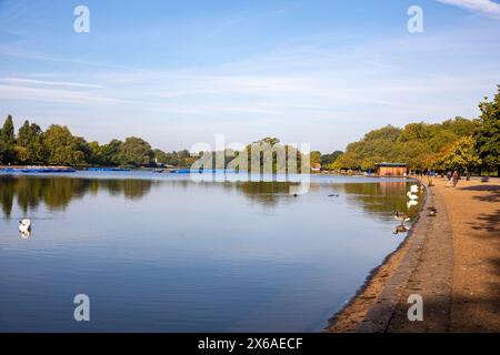 Hyde Park Londres, le lac Serpentine dans ce parc royal par une chaude journée de septembre, centre de Londres, Angleterre, Royaume-Uni, 2023 Banque D'Images