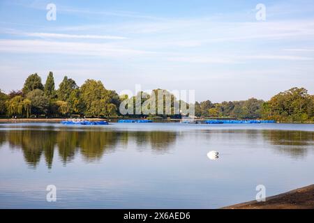 Hyde Park Londres, le lac Serpentine dans ce parc royal par une chaude journée de septembre, centre de Londres, Angleterre, Royaume-Uni, 2023 Banque D'Images