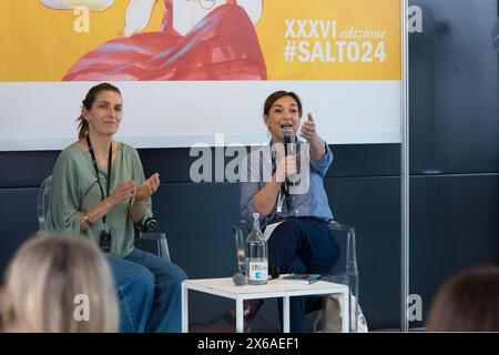 Turin, Italie. 12 mai 2024. Neige Sinno (à gauche) avec Daria Bignardi (à droite) lors de sa présentation de livre au salon du livre de Turin 2024 crédit : Marco Destefanis/Alamy Live News Banque D'Images