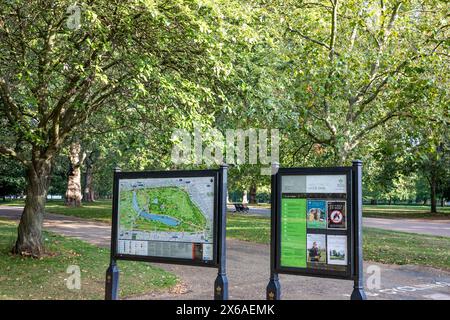 Hyde Park Londres en automne, l'entrée du parc et les panneaux d'information touristique signalent et indiquent les emplacements dans le Royal Park, Central London, England, UK, 2023 Banque D'Images