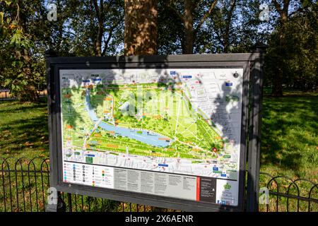 Hyde Park Londres en automne, l'entrée du parc et les panneaux d'information touristique signalent et indiquent les emplacements dans le Royal Park, Central London, England, UK, 2023 Banque D'Images