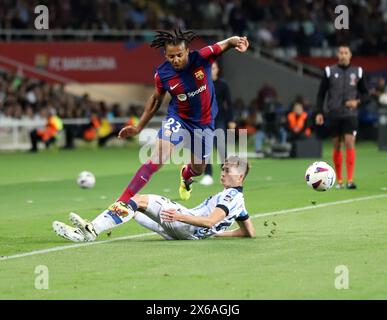 Sabadell, Barcelone, Espagne. 13 mai 2024. Barcelone Espagne 13.05.2024 Jules Kounde (FC Barcelone) et Jon Pacheco (Real Sociedad) s'affrontent pour le ballon lors de la Liga EA Sports entre le FC Barcelone et la Real Sociedad à l'Estadi Olimpic Lluis Companys le 13 mai 2024 à Barcelone. (Crédit image : © Xavi Urgeles/ZUMA Press Wire) USAGE ÉDITORIAL SEULEMENT! Non destiné à UN USAGE commercial ! Crédit : ZUMA Press, Inc/Alamy Live News Banque D'Images