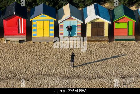 Melbourne Australie. Vue aérienne des cabines de bain de Brighton Beach sur les rives de la baie de Port Phillip. Banque D'Images