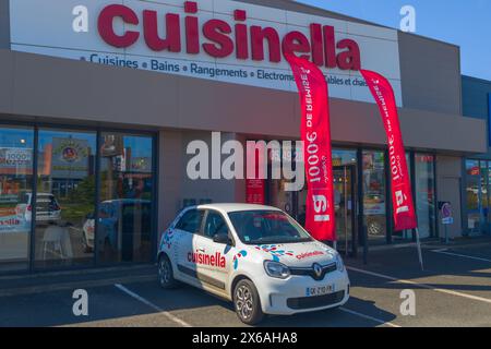 Bordeaux , France - 05 12 2024 : logo Cuisinella marque et panneau de texte façade de magasin pour magasin d'entrée de maison d'équipement de maison et de cuisine Banque D'Images