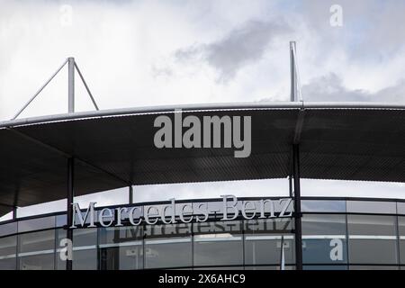 Bordeaux , France - 05 10 2024 : logo Mercedes et texte de la marque du magasin allemand Mercedes-Benz automobile Banque D'Images