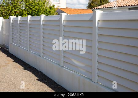 mur barrière en plastique pvc de clôture blanche maison moderne protéger vue accès jardin à la maison Banque D'Images