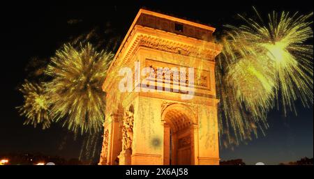 Image de feux d'artifice au-dessus d'un repère lumineux en france Banque D'Images