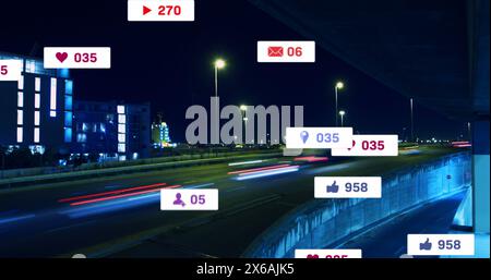 Image des icônes de médias sociaux avec des chiffres sur time-lapse de véhicules se déplaçant sur la route la nuit Banque D'Images