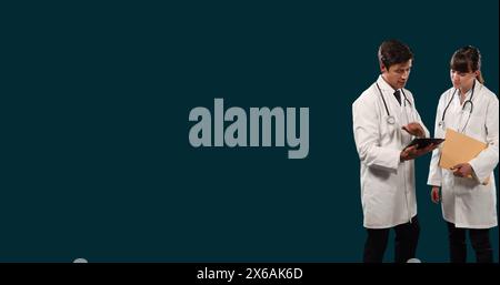 Image de divers médecins discutant des rapports de patients sur tablette numérique sur fond noir Banque D'Images