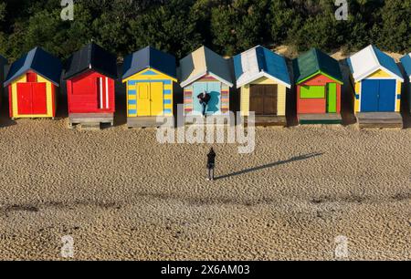 Melbourne Australie. Vue aérienne des cabines de bain de Brighton Beach sur les rives de la baie de Port Phillip. Banque D'Images