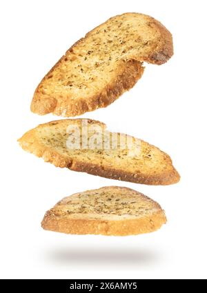 Tranches tombantes de pain assaisonné et croquant, style bruschetta, isolé sur fond blanc. Banque D'Images