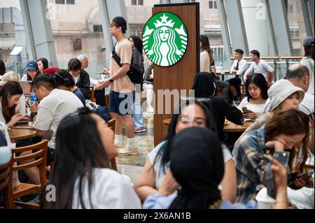 Hong Kong, Chine. 28 avril 2024. Les clients sont vus dans la chaîne multinationale américaine Starbucks Coffee Store à Hong Kong. (Photo de Sebastian Ng/SOPA images/SIPA USA) crédit : SIPA USA/Alamy Live News Banque D'Images