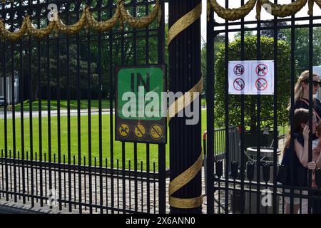 Koninklijke Serres van Laken, Bruxelles, Belgique-12 mai 2024 : porte d'entrée rois emplacement résidentiel. Dans les règlements de signe pas de chiens, vélos, fumer Banque D'Images