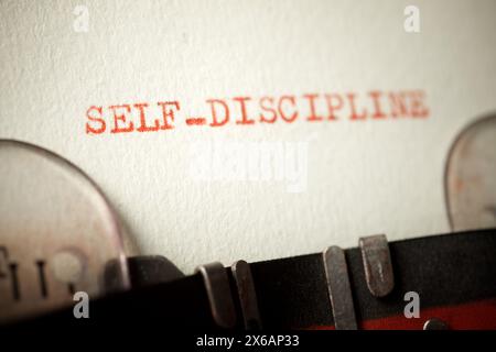 Texte d'autodiscipline écrit avec une machine à écrire. Banque D'Images