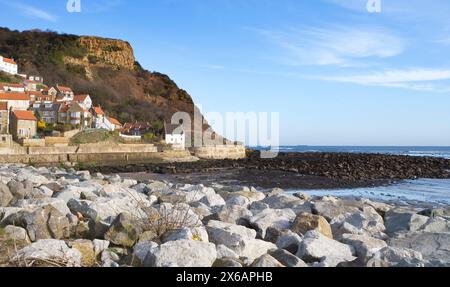 rochers sur la plage à runswick bay north yorkshire Banque D'Images