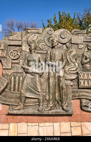 Ouvriers à une bombe, usine de munitions. Vue de la frise de bronze principale de la Grande Guerre patriotique soviétique, Mémorial de la seconde Guerre mondiale à Tachkent, Ouzbékistan. Banque D'Images