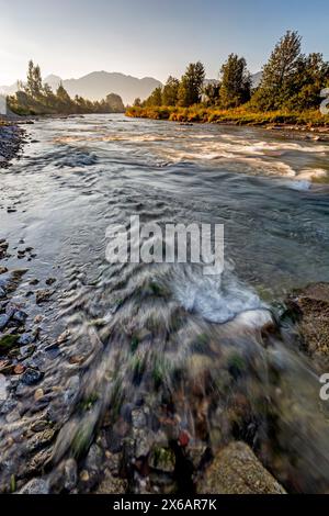 Rivière avec des rapides au lever du soleil en face des montagnes, été, Loisach, Bavière, Allemagne, Europe Banque D'Images