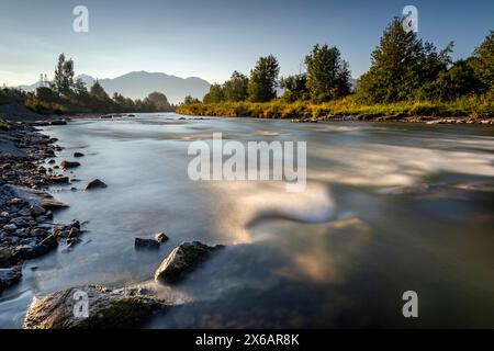 Rivière avec des rapides au lever du soleil en face des montagnes, été, Loisach, Bavière, Allemagne, Europe Banque D'Images