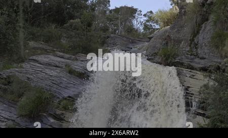 Vue au ralenti depuis le sommet d'une chute d'eau précipitée Banque D'Images