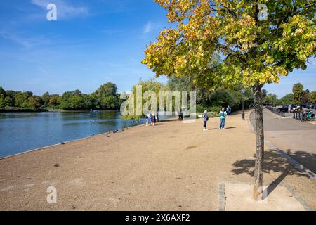 Le lac Serpentine à Hyde Park Londres, les gens marchant à côté de la Serpentine pendant septembre 2023 canicule, Londres, Angleterre, Royaume-Uni Banque D'Images