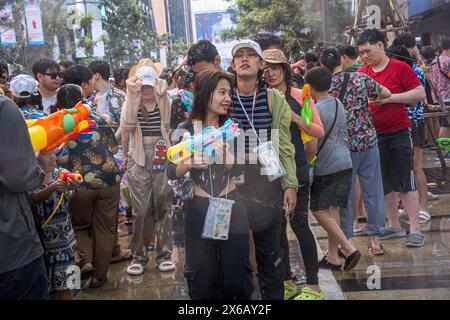 Siam Square, Bangkok, Thaïlande - APR 13, 2024 Songkran Festival, l'action courte des gens rejoint les célébrations du nouvel an thaïlandais ou Songkran à Sia Banque D'Images