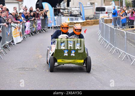 Troisième édition d'une course de soapbox à Crépy-en-Valois. Boîte à savon maison descendant la pente de la rue. Banque D'Images