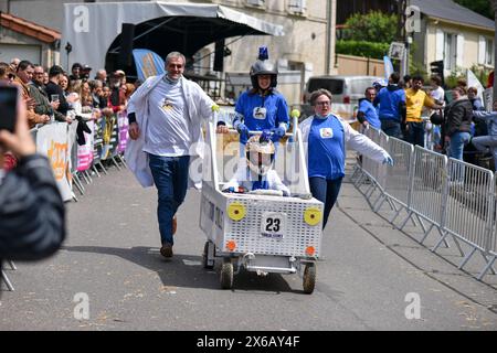 Troisième édition d'une course de soapbox à Crépy-en-Valois. Boîte à savon maison descendant la pente de la rue. Banque D'Images