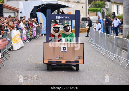 Troisième édition d'une course de soapbox à Crépy-en-Valois. Boîte à savon maison descendant la pente de la rue. Banque D'Images