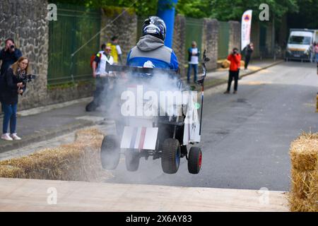 Troisième édition d'une course de soapbox à Crépy-en-Valois. Boîte à savon maison descendant la pente de la rue. Banque D'Images