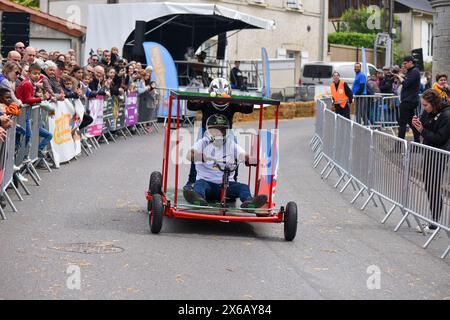 Troisième édition d'une course de soapbox à Crépy-en-Valois. Boîte à savon maison descendant la pente de la rue. Banque D'Images