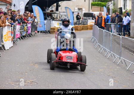 Troisième édition d'une course de soapbox à Crépy-en-Valois. Boîte à savon maison descendant la pente de la rue. Banque D'Images