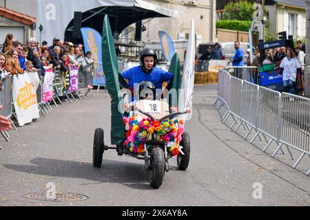 Troisième édition d'une course de soapbox à Crépy-en-Valois. Boîte à savon maison descendant la pente de la rue. Banque D'Images