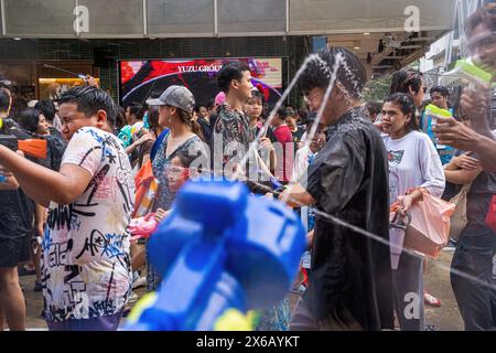 Siam Square, Bangkok, Thaïlande - APR 13, 2024 Songkran Festival, l'action courte des gens rejoint les célébrations du nouvel an thaïlandais ou Songkran à Sia Banque D'Images