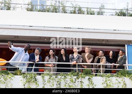 Membres du jury la 77ème édition du Festival de Cannes L'acteur et comédien français Omar Sy prend un selfie avec le réalisateur japonais Kore-eda Hirokazu, l'actrice et scénariste turque Ebru Ceylan, la réalisatrice libanaise Nadine Labaki, l'actrice américaine Lily Gladstone, réalisatrice AMÉRICAINE et présidente du jury du 77ème Festival de Cannes Greta Gerwig, réalisatrice espagnole, productrice, et l'écrivain Juan Antonio Bayona, l'actrice française Eva Green et l'acteur italien Pierfrancesco Favino lors d'un dîner du jury au Grand Hyatt Cannes Hotel Martinez, à la veille de la cérémonie d'ouverture de la 77ème édition de l'édition Banque D'Images